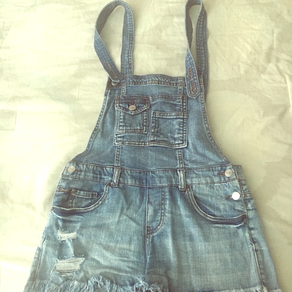 Distressed short overalls